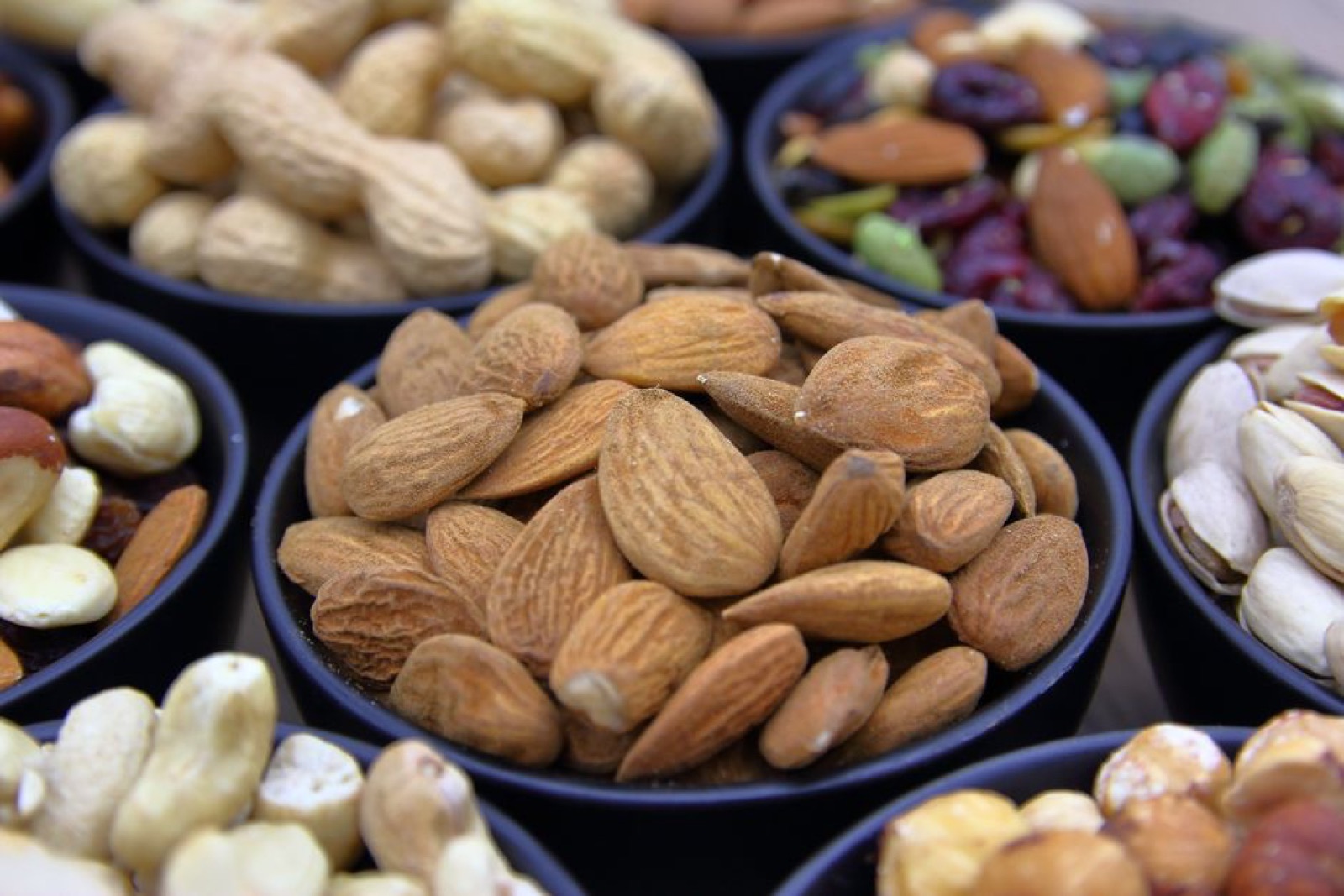 Aliments riches en magnésium, amandes, épinards et chocolat noir