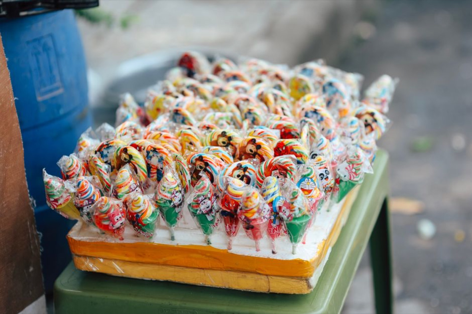 Bonbons et confiseries multicolores illustrant les colorants alimentaires