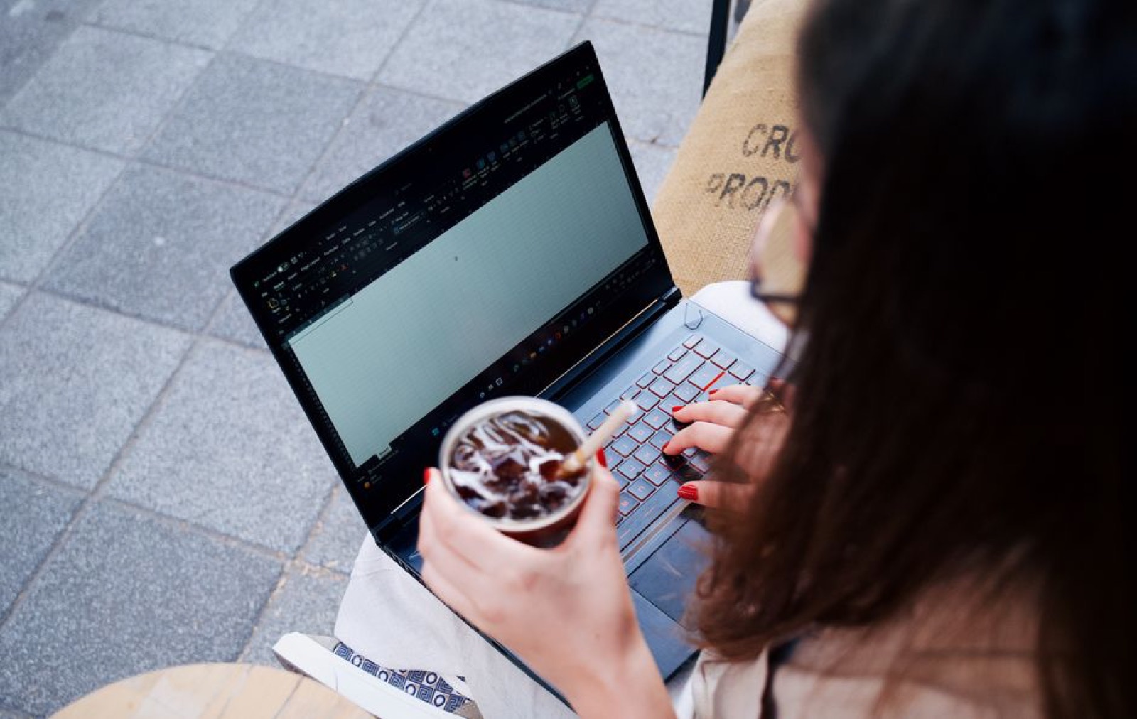 Personne fatiguée à son bureau en début d'après-midi