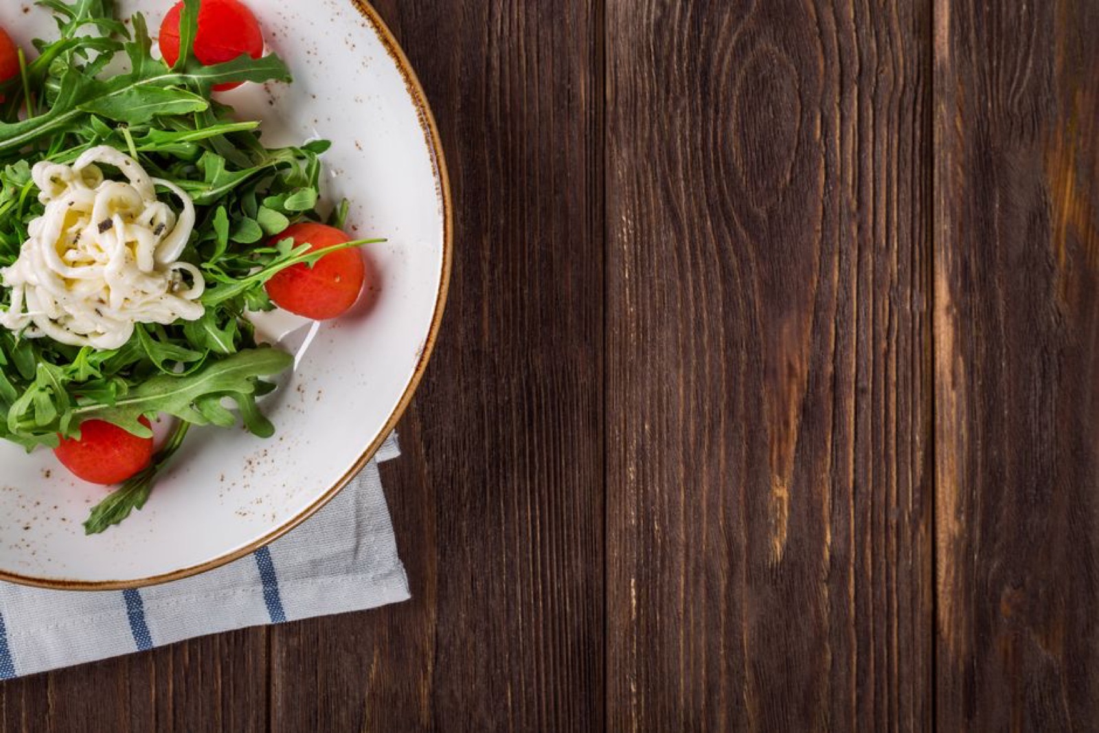 Assiette où légumes et protéines sont mangés avant les féculents