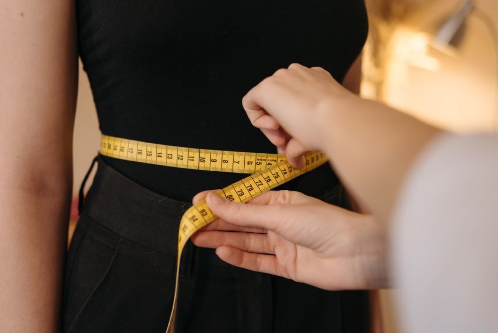 Mètre ruban mesurant un tour de taille, illustrant le critère d'obésité abdominale du syndrome métabolique